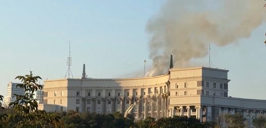 Ukraine-Krieg – Angriff auf Kyjiw: Regierungsgebäude in Flammen