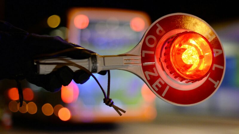 Neue Betrugsmasche: Falsche Polizisten täuschen Kontrollen in Köln vor – So schützen Sie sich