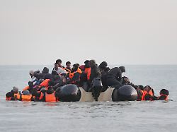 Rechtspopulisten machen Stimmung: Mehr Bootsmigranten fahren über Ärmelkanal nach England