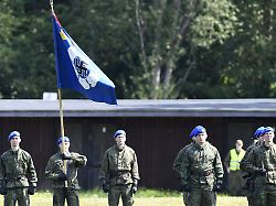 „Manchmal unangenehm“: Finnische Luftwaffe trennt sich von Hakenkreuz-Fahnen