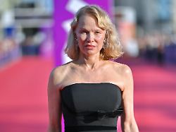 „Ich mache keine PR-Stunts mit“: Pamela Anderson kommentiert Turtelei mit Liam Neeson