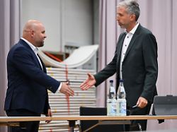 Proteste vor der Halle: Boris Palmer und AfD-Landeschef liefern sich Streitgespräch