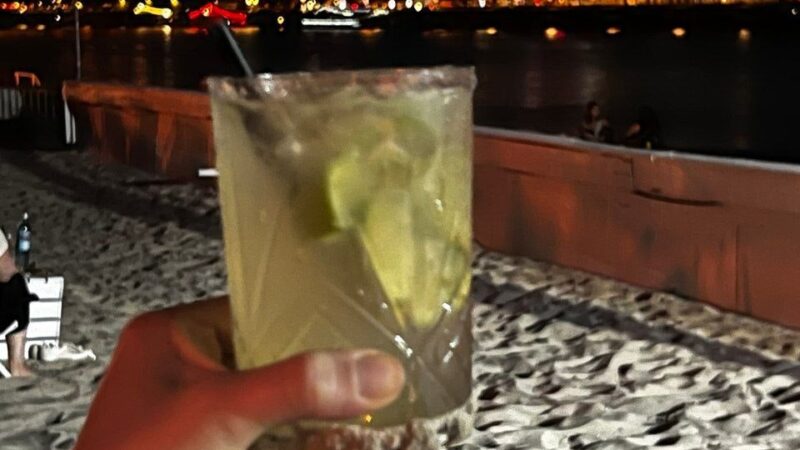 Barkolumne: Experimenteller Cocktail im Sand