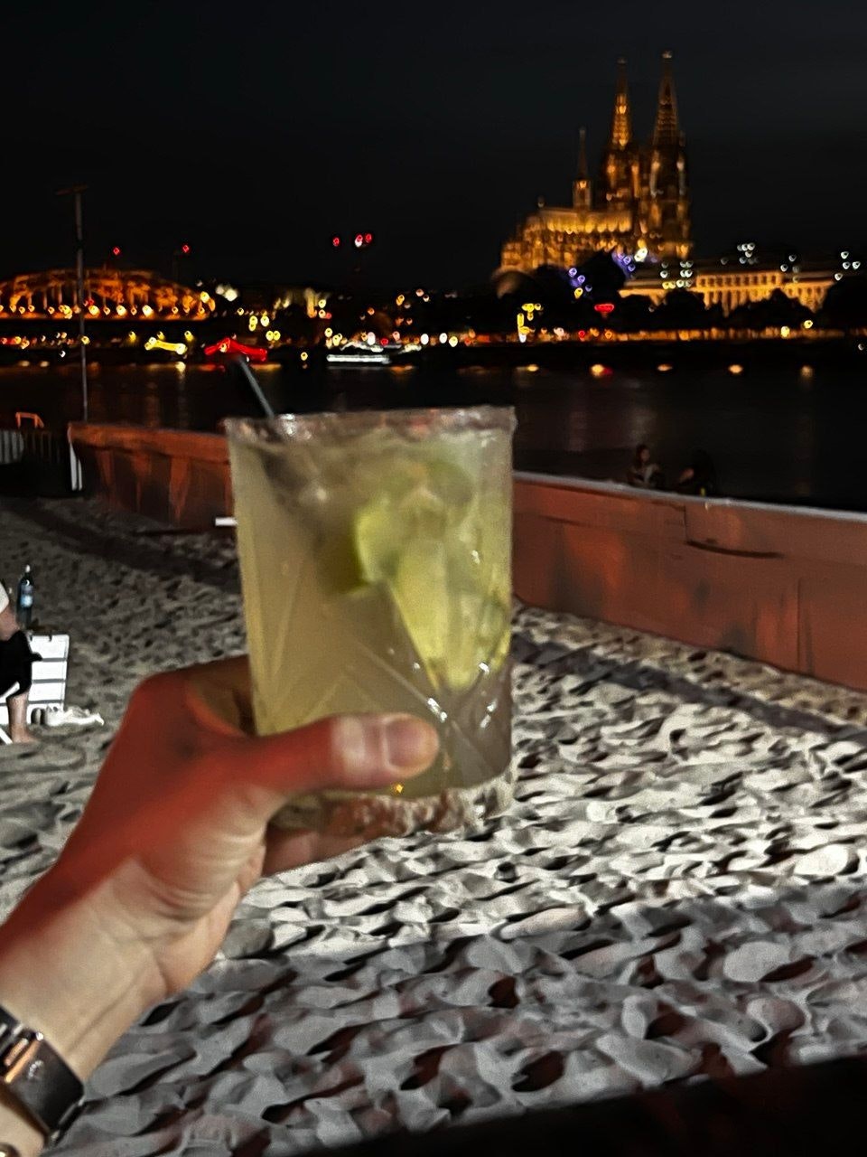 Barkolumne: Experimenteller Cocktail im Sand