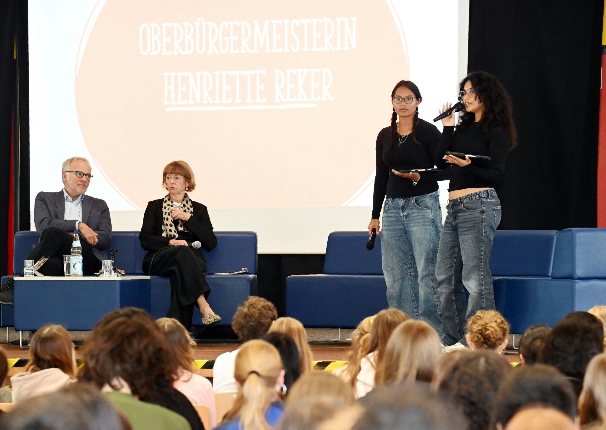 „Es tropft von der Decke“: Henriette Reker bei Erstwählern – Schüler zeigen der OB Missstände auf