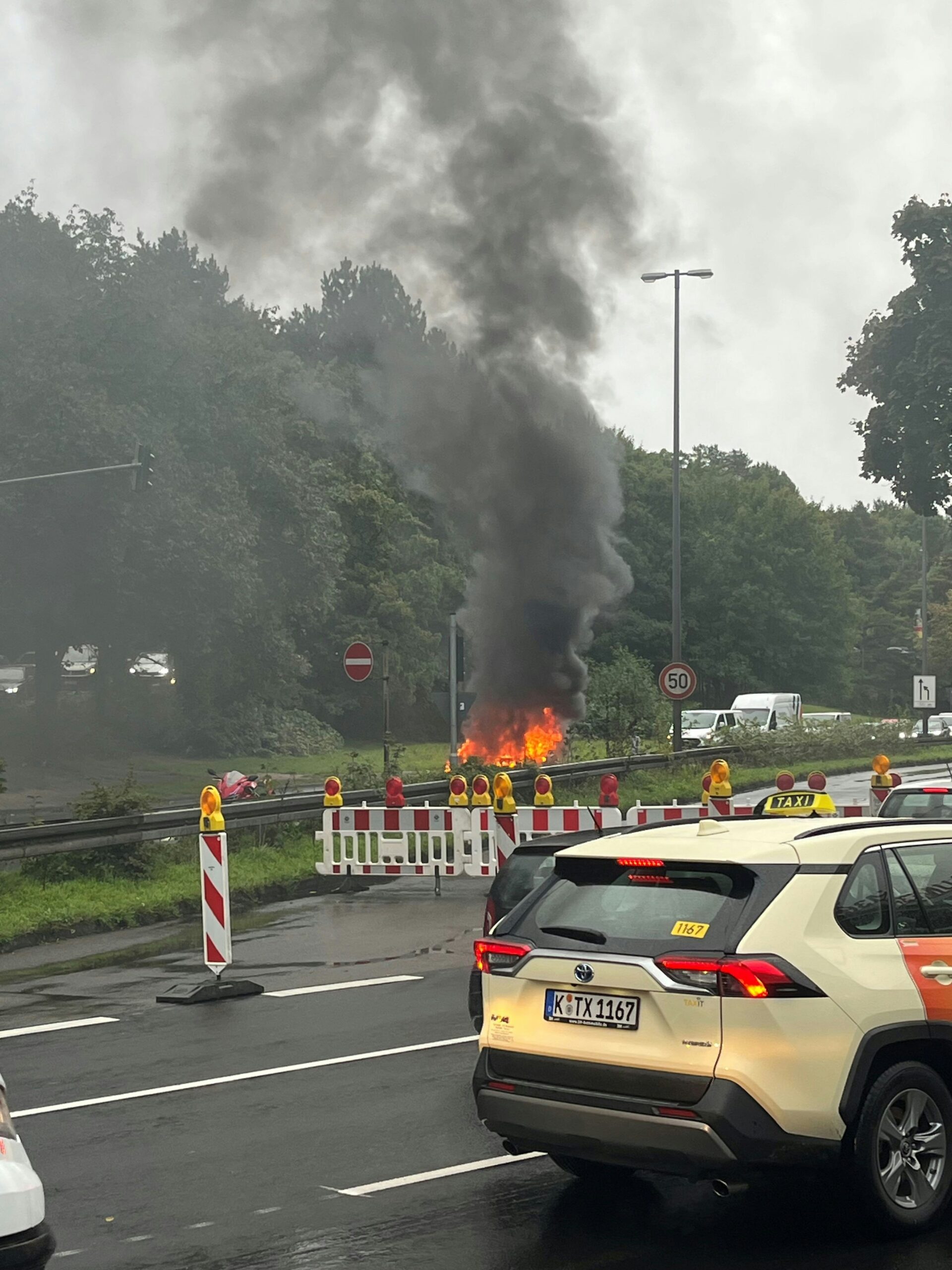 Feuerwehreinsatz in Köln: Auto brennt auf Innerer Kanalstraße – eine Spur gesperrt