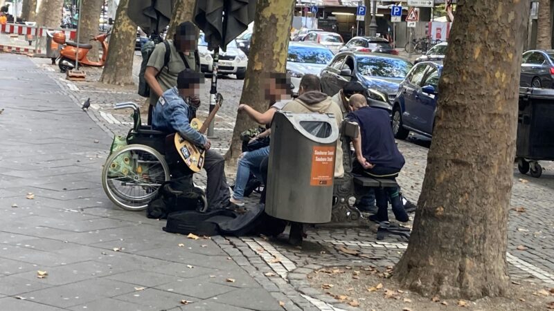 Drohungen und Lärm: Bank am Hohenzollernring wird zum Platz für Drogenkonsumenten