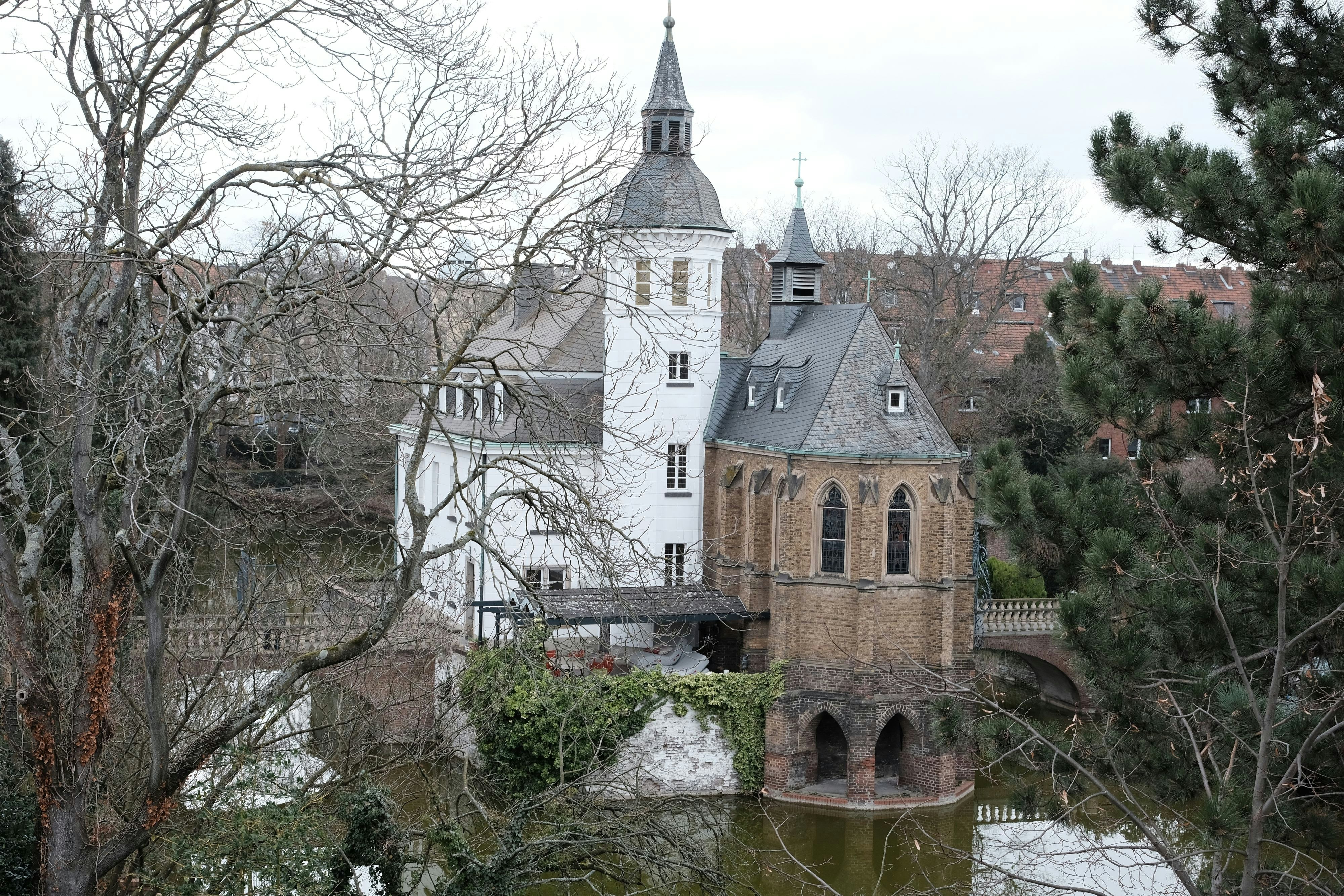 Wasserschloss Weißhaus: So sieht es hinter den hohen Mauern in Köln-Sülz aus