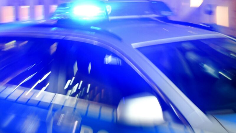 Staus auf mehreren Strecken: Auto gerät auf A59 bei Köln unter Lkw – auch Unfälle auf der A4