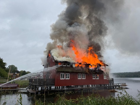 POL-HRO: Vollbrand eines Bootshauses am Güstrower Inselsee