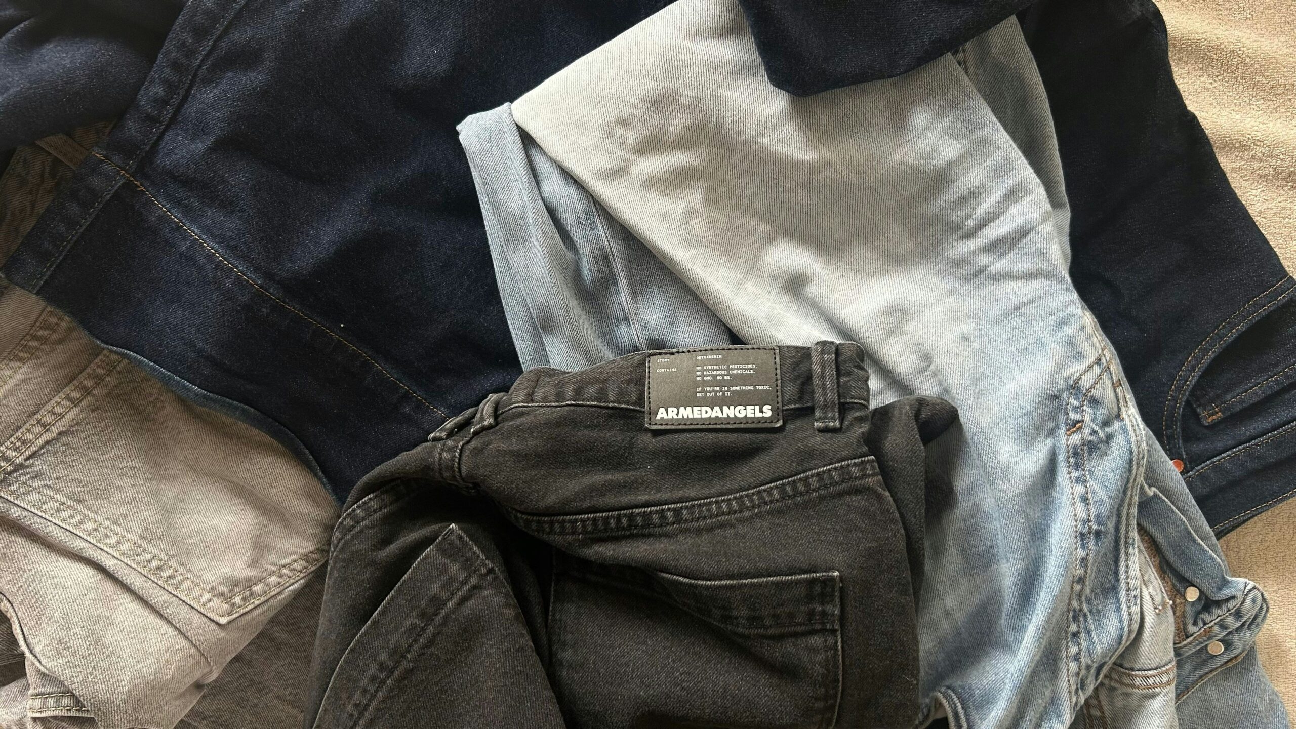 Nachhaltige Modeaktion: ArmedAngels in Köln repariert und personalisiert Kleidung kostenlos
