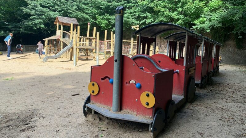 Treffpunkt im Agnesviertel: Glasscherben auf Kölner Spielplatz zwingen Ordnungsamt zum Einschreiten