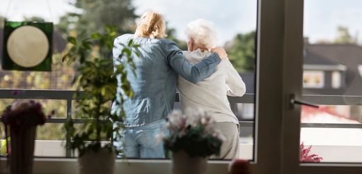 Pflegende Angehörige zermürbt von der Belastung: So müsste der Staat helfen
