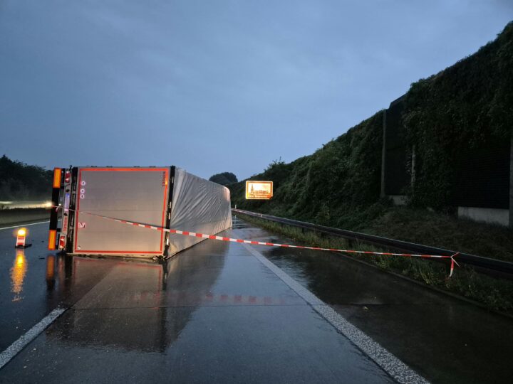 Lkw auf A4 umgestürzt: Extrem heftiger Starkregen westlich von Köln – Überflutungen in Rhein-Erft