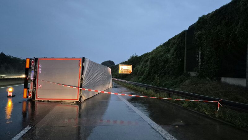 Lkw auf A4 umgestürzt: Extrem heftiger Starkregen westlich von Köln – Überflutungen in Rhein-Erft