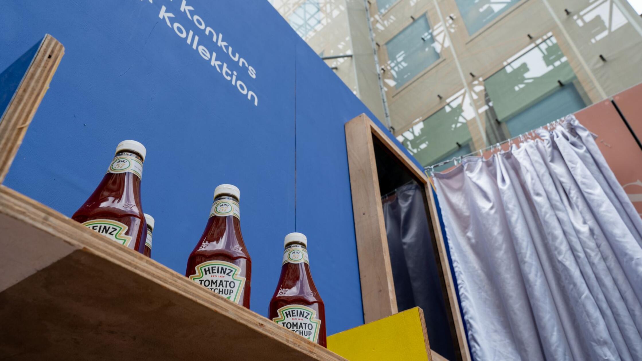 Aktionskünstler verkaufen Anteile an Benkos Ketchup