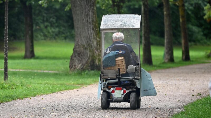 Rentner auf der Überholspur: „Das ist nicht ihr Ernst“ – Senior mit Elektrodreirad auf der Autobahn