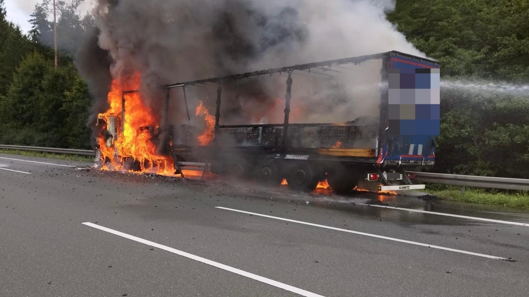Lkw-Brand in Franken verursacht 400.000 Euro Schaden: Massive Autobahn-Sperrung nach Batterien-Feuer