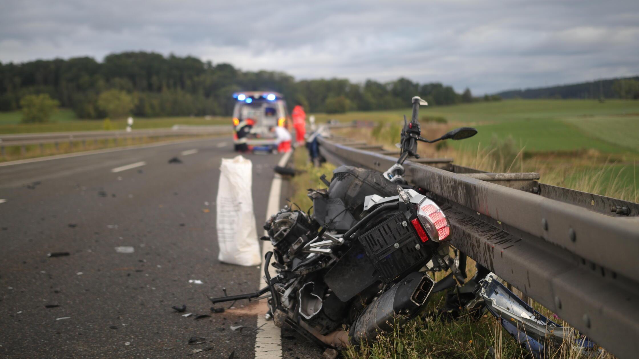Lebensgefährlich verletzt: Motorradfahrer kollidiert in Franken beim Überholen mit Gegenverkehr