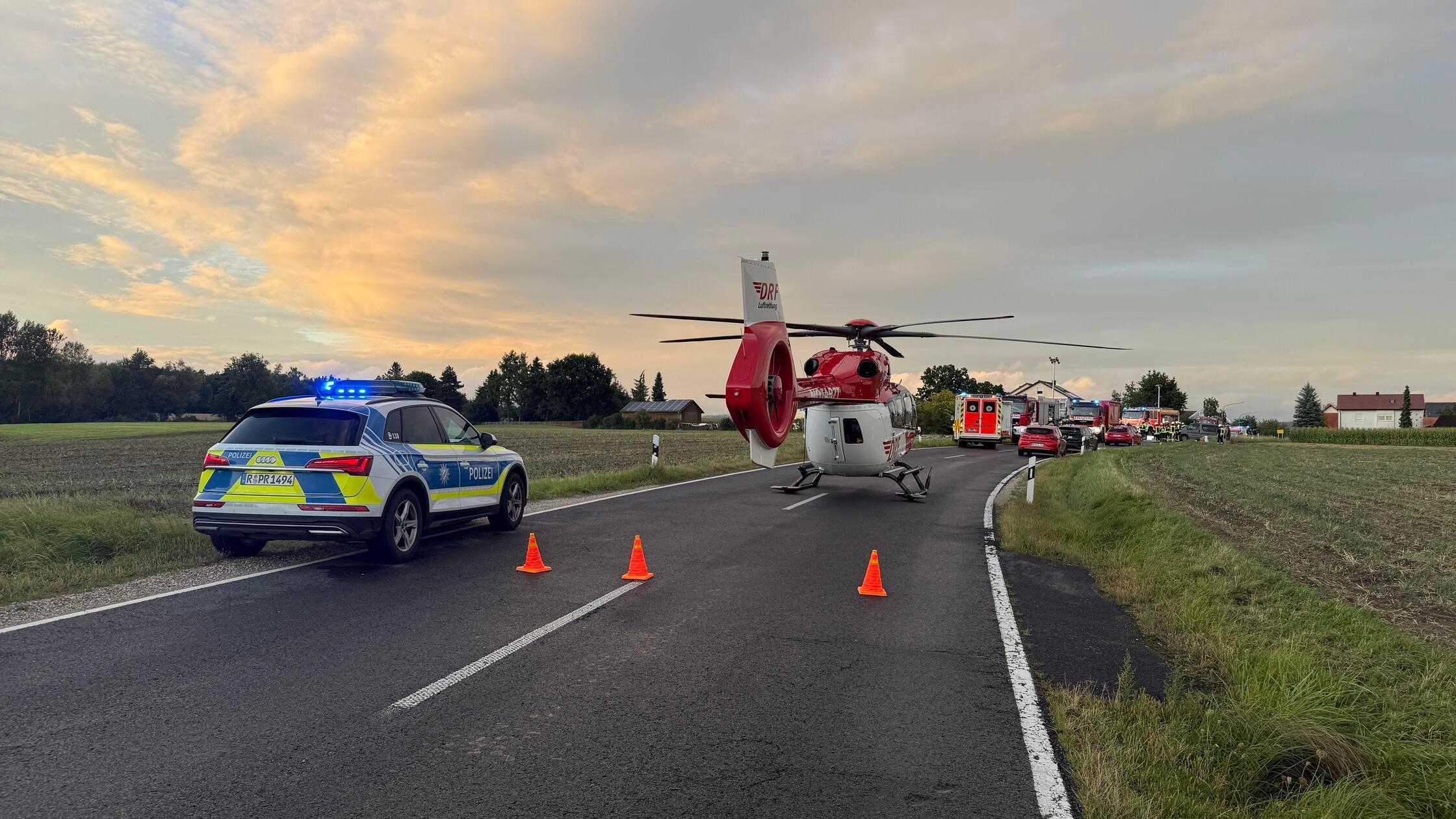 Auto und Kleinbus kollidieren in Bayern frontal – Mutter stirbt im Krankenhaus, Kind schwer verletzt