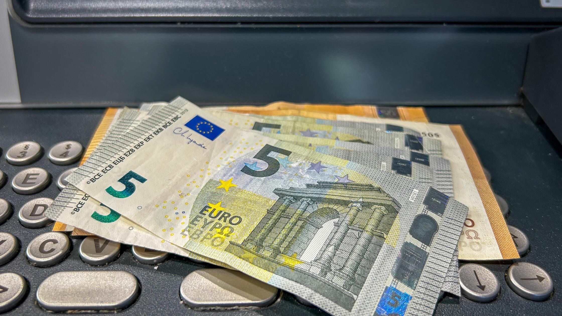 Drastischer Schritt: Mehrere Bankfilialen in Bayern schaffen Bargeld komplett ab – nicht ohne Kritik