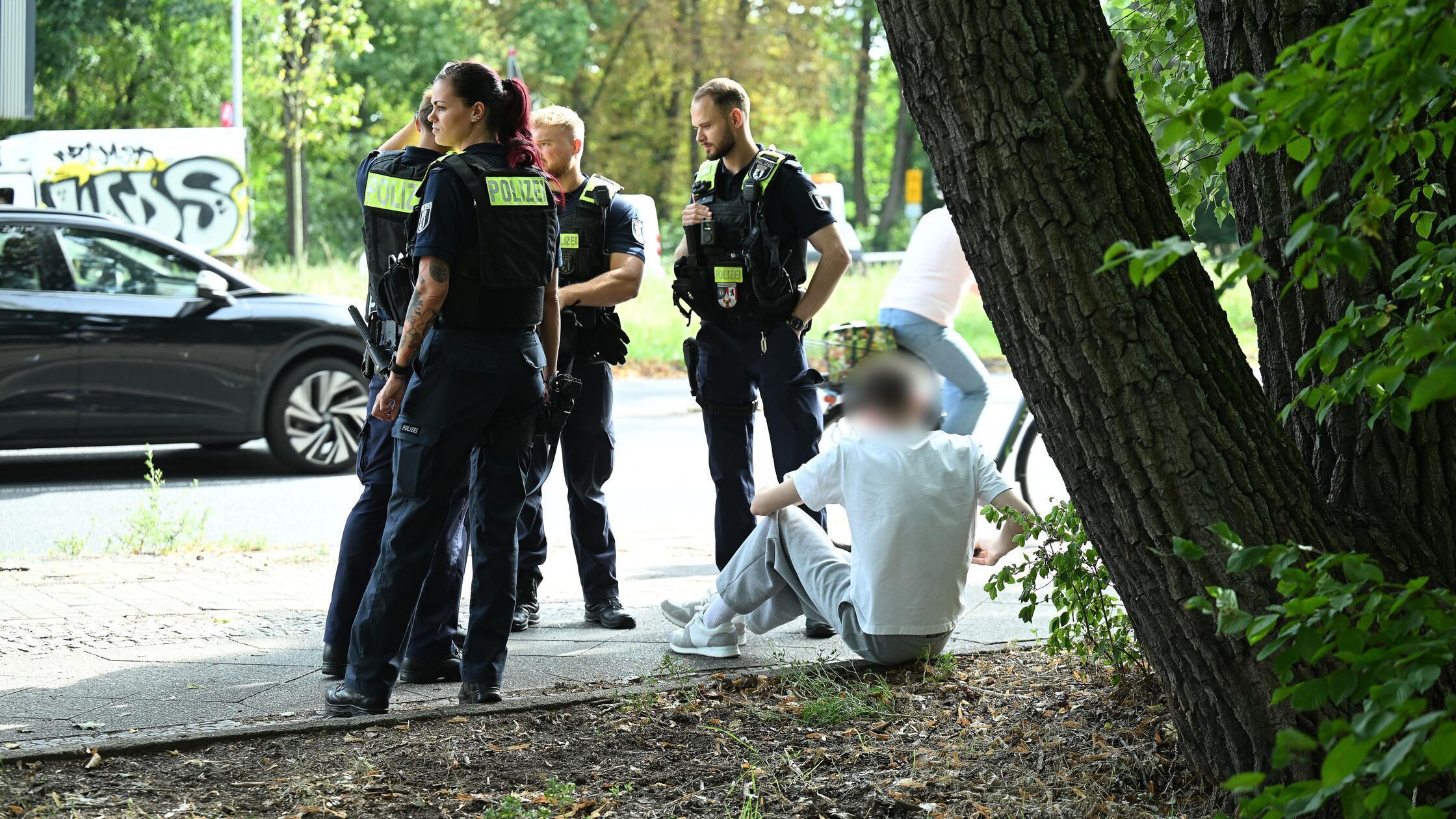 Fahrer nach Unfall in Berlin festgenommen: Auto fährt in Kindergruppe – Betreuerin schwer verletzt