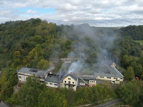 FW-Lohmar: Aufwändiger Großeinsatz: Gebäudebrand in Lohmar-Kreuznaaf