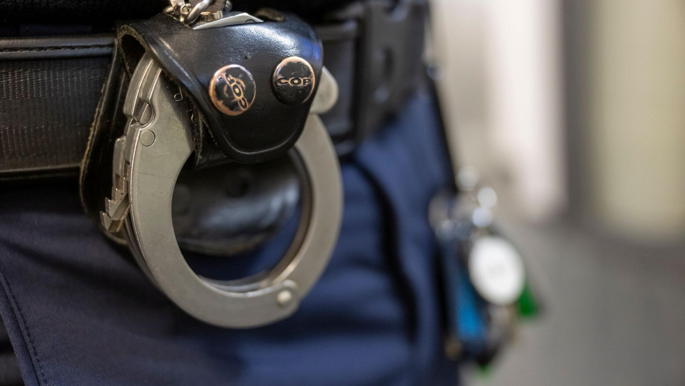 Streit zwischen zehn Personen in Erlangen eskaliert: Mit Gürtel auf Studenten eingeschlagen