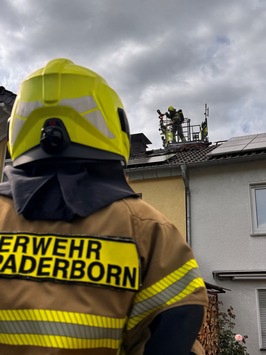 FW Paderborn: Gemeldeter Entstehungsbrand im Bereich des Daches einer Doppelhaushälfte