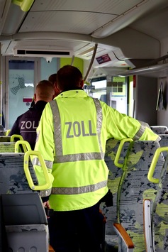 HZA-R: Crystal in der Hand versteckt: Zoll aus Selb deckt Drogenschmuggel im Zug aus Tschechien auf