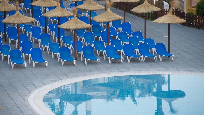 Liegen-Kampf erreicht neuen Höhepunkt: Urlauber schlafen für besten Platz direkt am Hotelpool