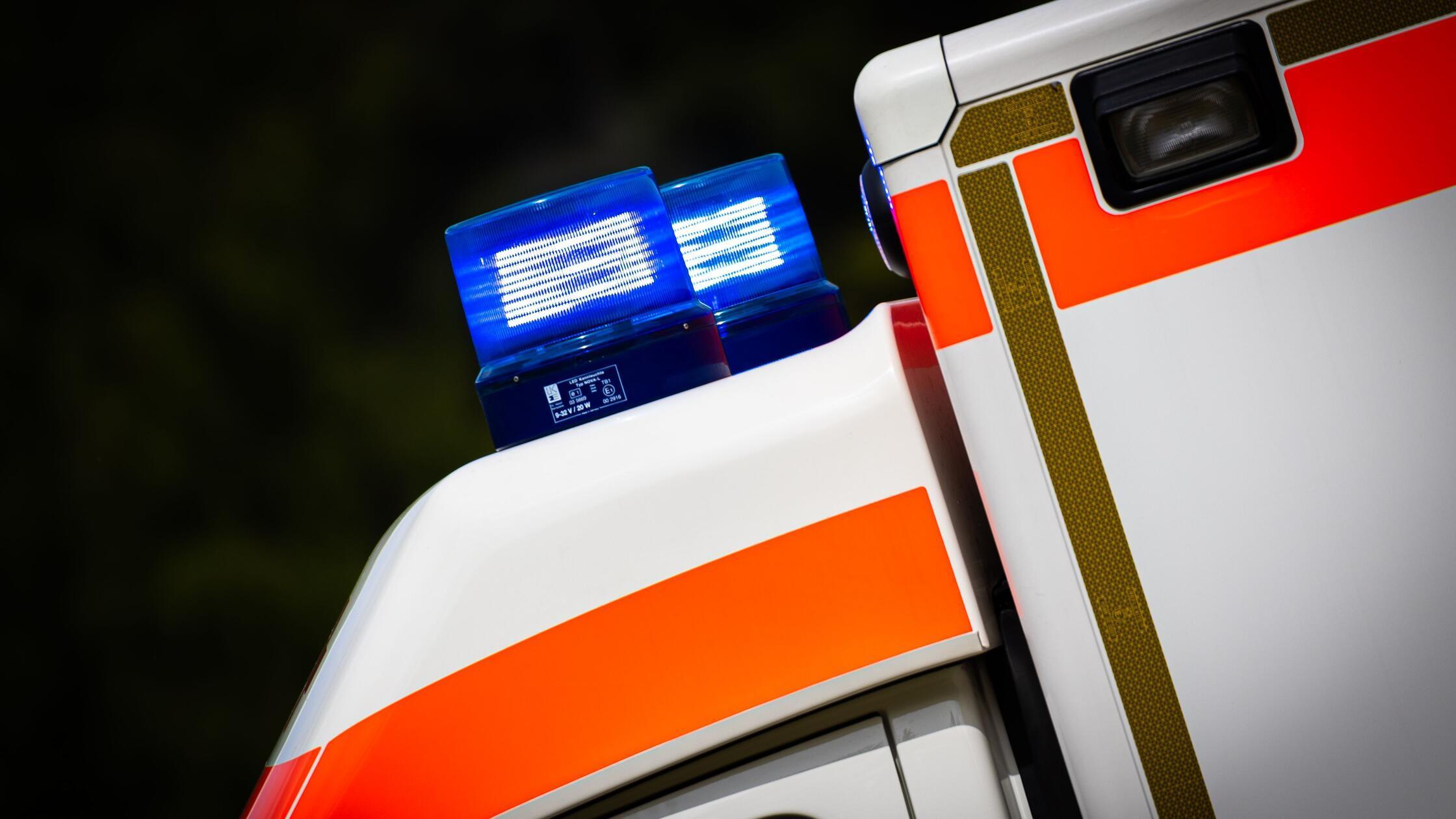 Schwer verletzt und dennoch im Glück: Betrunkener 19-Jähriger bricht in Bayern durch Glasdach