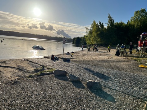 POL-AC: Rettungs- und Polizeieinsatz am Blausteinsee: Auto im See
