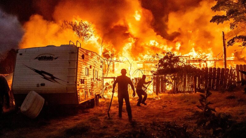 Waldbrand zerstört Gebäude nahe ehemaliger Goldgräber-Stadt