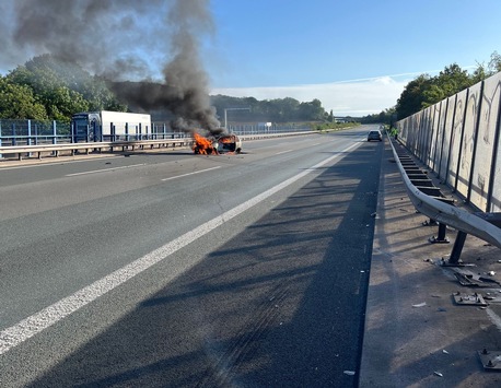 POL-BI: A2-Unfall: Auto gerät in Brand