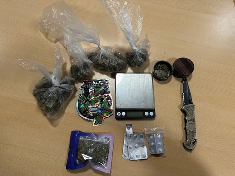 POL-HM: Verkehrskontrolle: Polizisten finden Drogen, Tabletten und Einhandmesser