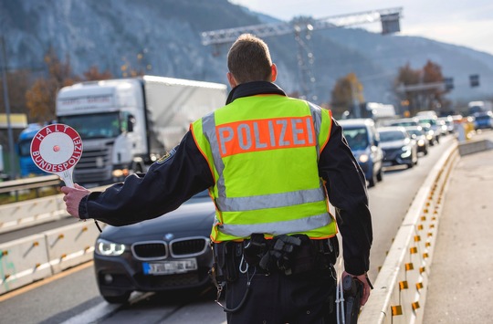 Bundespolizeidirektion München: Strafbefehle „am laufenden Band“ / Bundespolizei fasst gesuchte Männer bei Grenzkontrollen