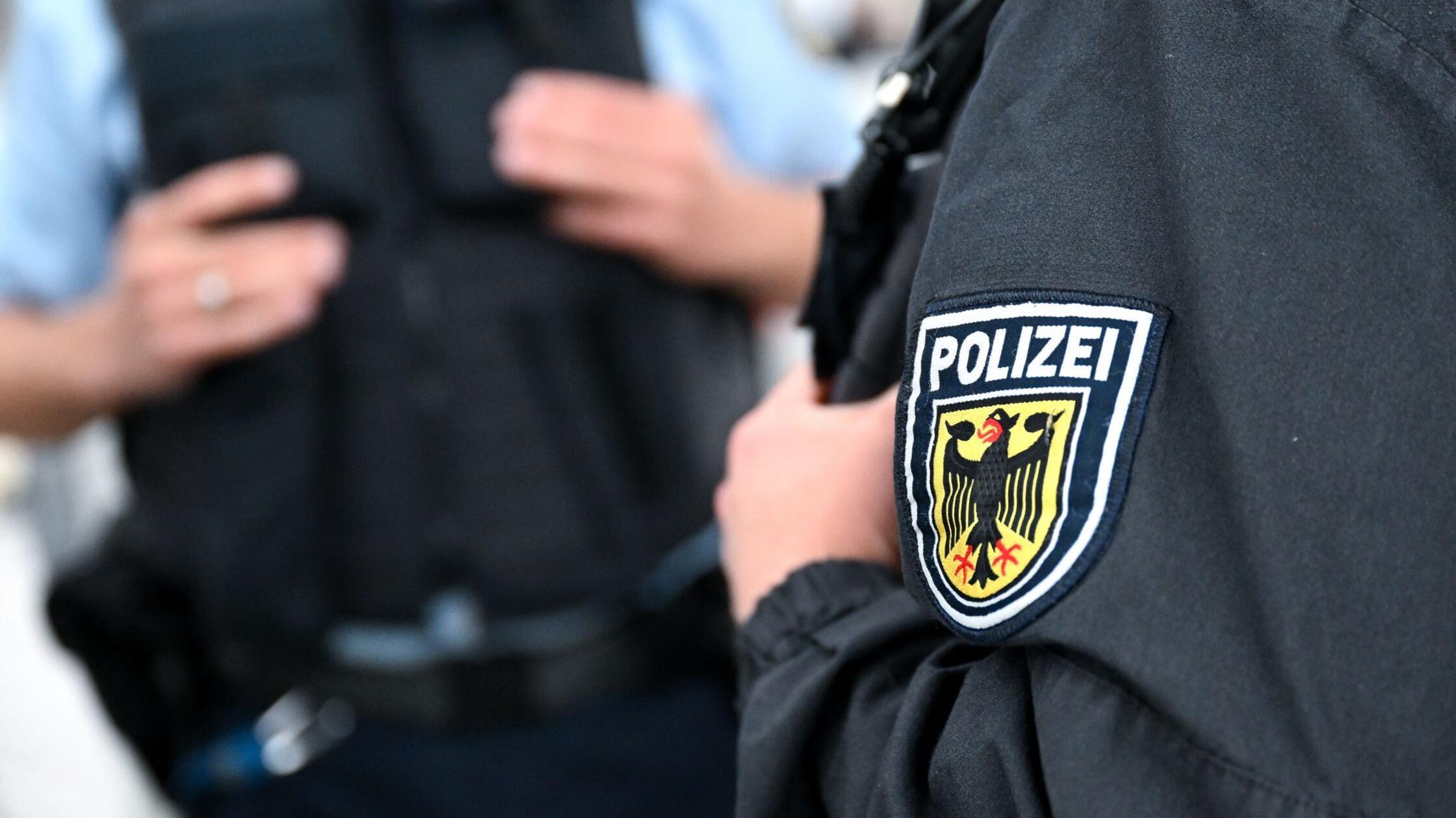 Ticketkontrolle eskaliert – Frau attackiert Beamten mit Kot