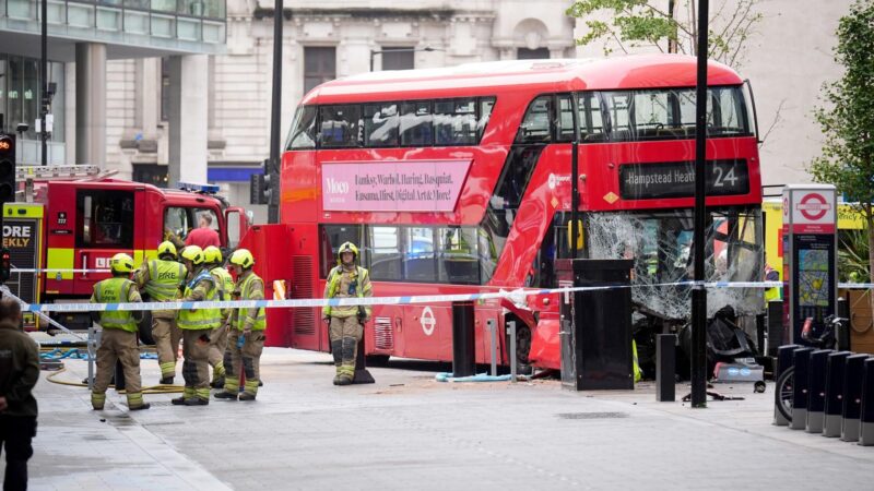 Unfall mit Doppeldeckerbus in London – mehrere Verletzte