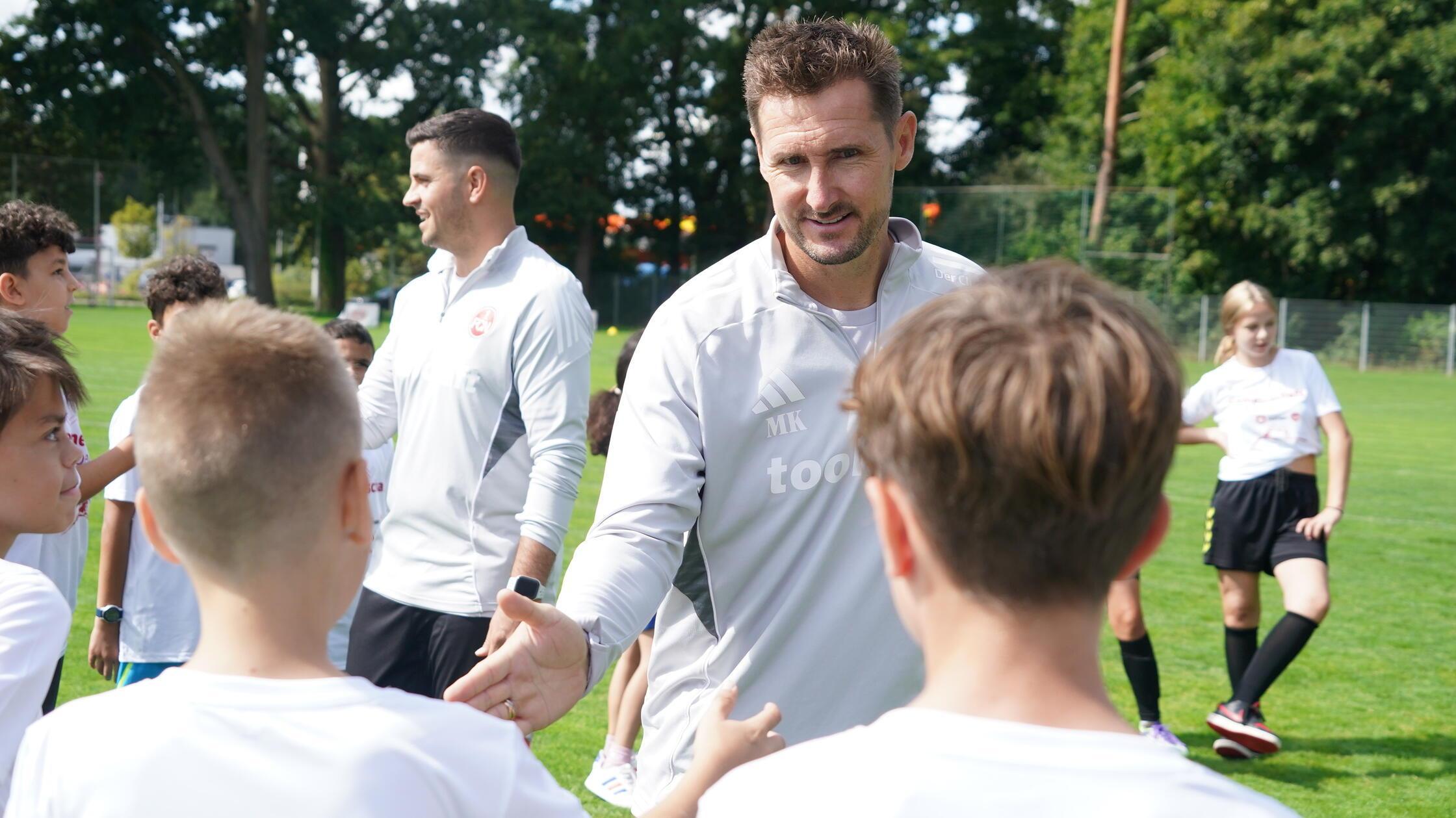 Klose gibt Extra-Training: FCN und Caritas bescheren Kindern und Wohnungslosen besonderen Tag