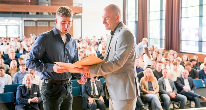 POL-GE: Die Polizeifamilie freut sich über 337 neue Studentinnen und Studenten
