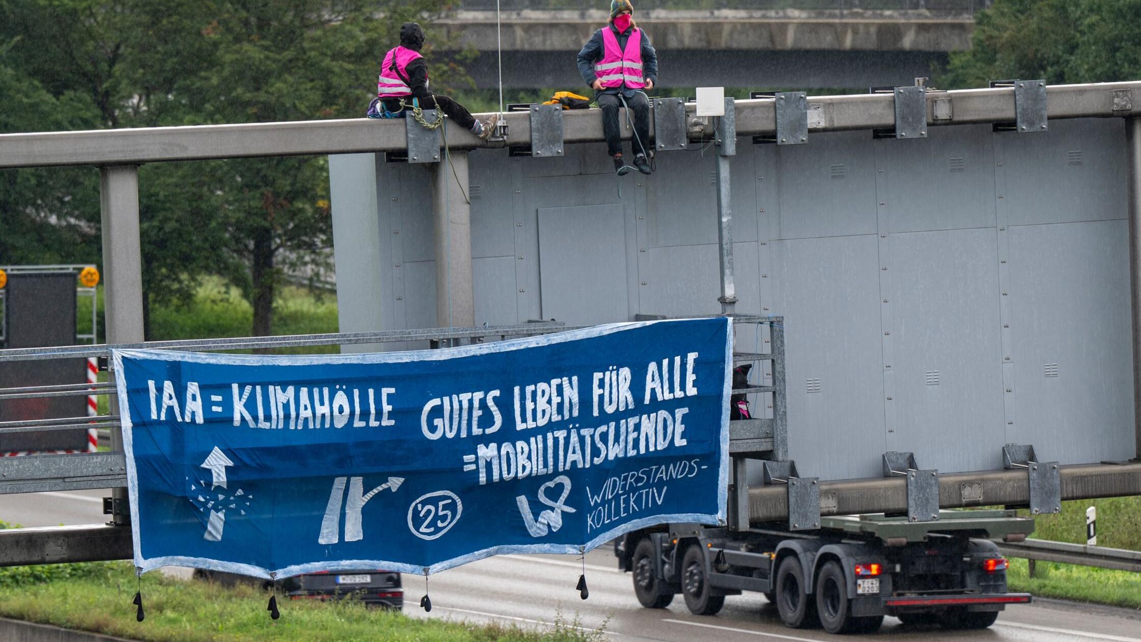 Stau wegen Demo: Strecke zur Messe IAA in Bayern blockiert – Aktivisten kleben sich auf A9