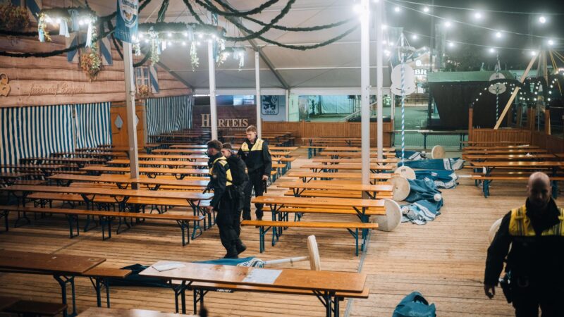 Gefahr für Besucher nicht ausgeschlossen: Gillamoos-Festgelände wegen Unwetterwarnung geräumt