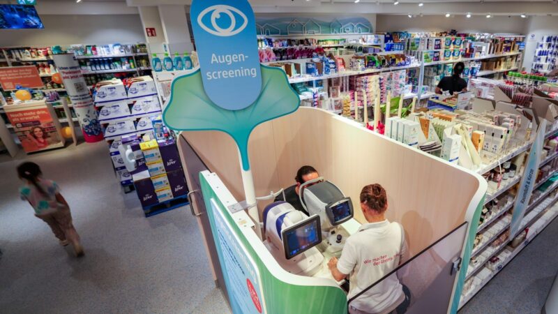 Neues Angebot bei dm: Augenscreening und Blutanalyse in der Drogerie? Ärzteverbände üben Kritik