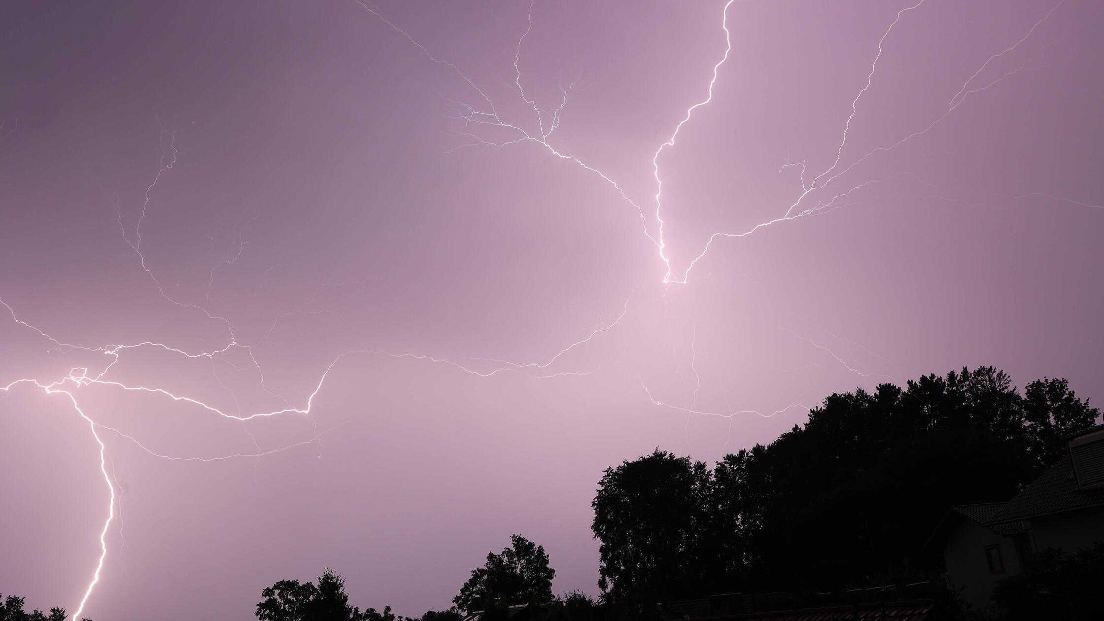 Turbulentes Wetter: Gewitterfront über Franken – DWD gibt größtenteils Entwarnung