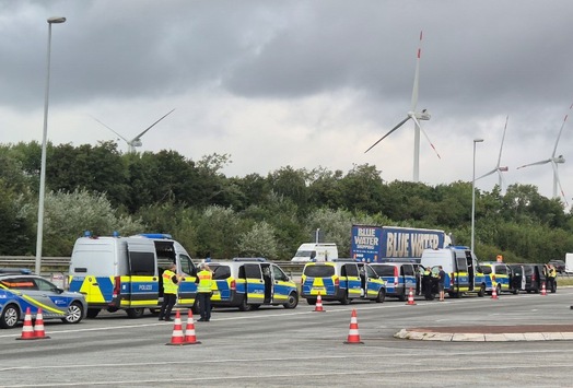 POL-FL: A7/Parkplatz Jalm – Schwerlastkontrolle mit der Teilnahme dänischer Polizisten