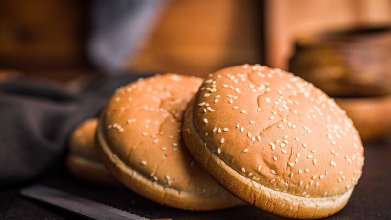 Große Rückruf-Aktion wegen Schimmel: Hersteller ruft seine Burger-Brötchen zurück