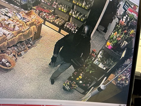 POL-KS: Nach bewaffnetem Raubüberfall auf Lebensmittelmarkt in Waldau: Polizei fahndet mit Fotos nach Täter