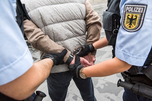 BPOL NRW: Bundespolizei vollstreckt Haftbefehl bei Einreise aus Kreta