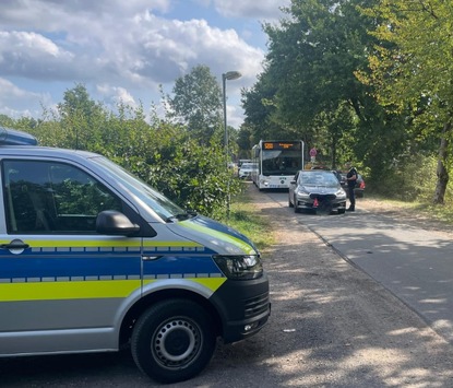 POL-LG: ++ Schockmoment: Radfahrerin übersehen – Lkw überrollt Fahrrad ++ widerspenstiger Fahrgast: Polizei geleitet Mann aus Linienbus – Einweisung veranlasst ++ weitere Schwerpunktkontrollen ++